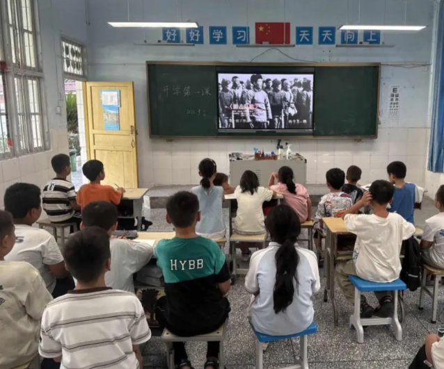 这组多轮对话发生在一所牧区村庄小学的科学教育讲堂上 这组多轮对话发生在一所牧区村庄小学的科学教育讲堂上